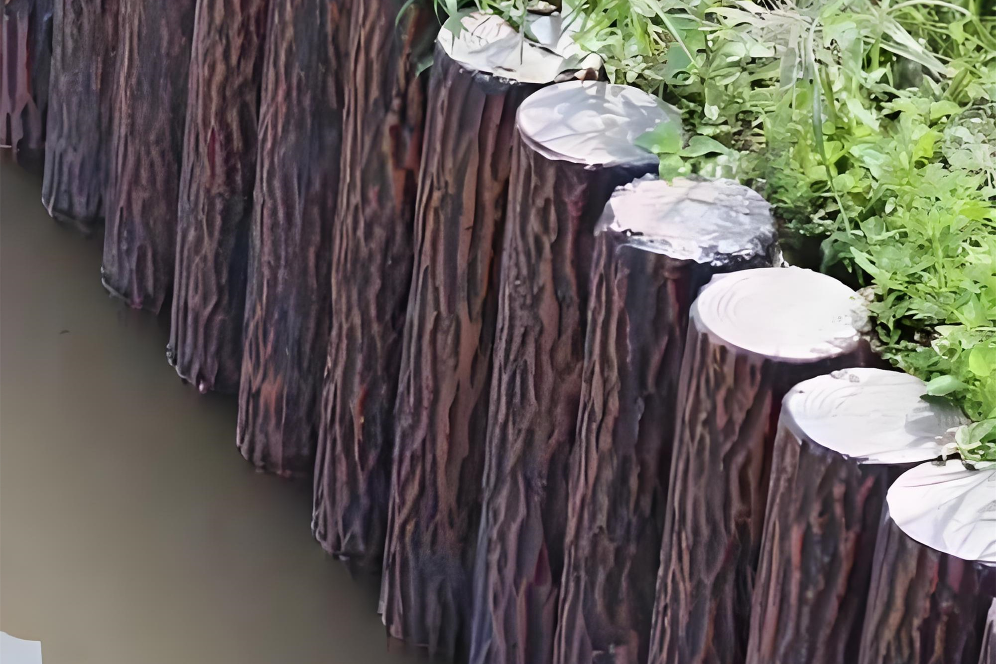 水泥樁批發(fā)廠家泓樺錦嘉-水泥仿木樁的顏色會褪色嗎？