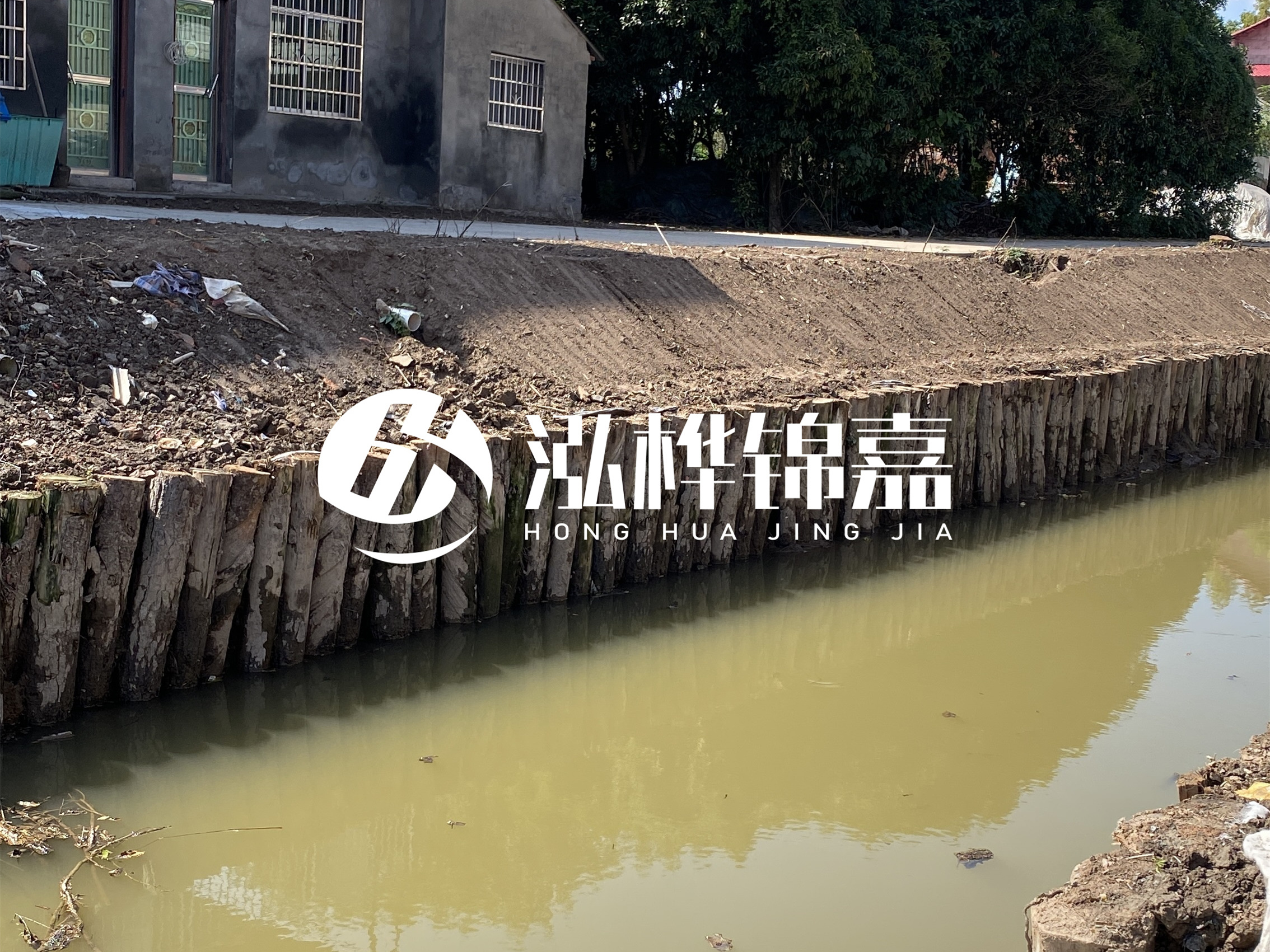 松木樁批發(fā)廠家泓樺錦嘉-圍堰松木樁間距多少能保證穩(wěn)定性？